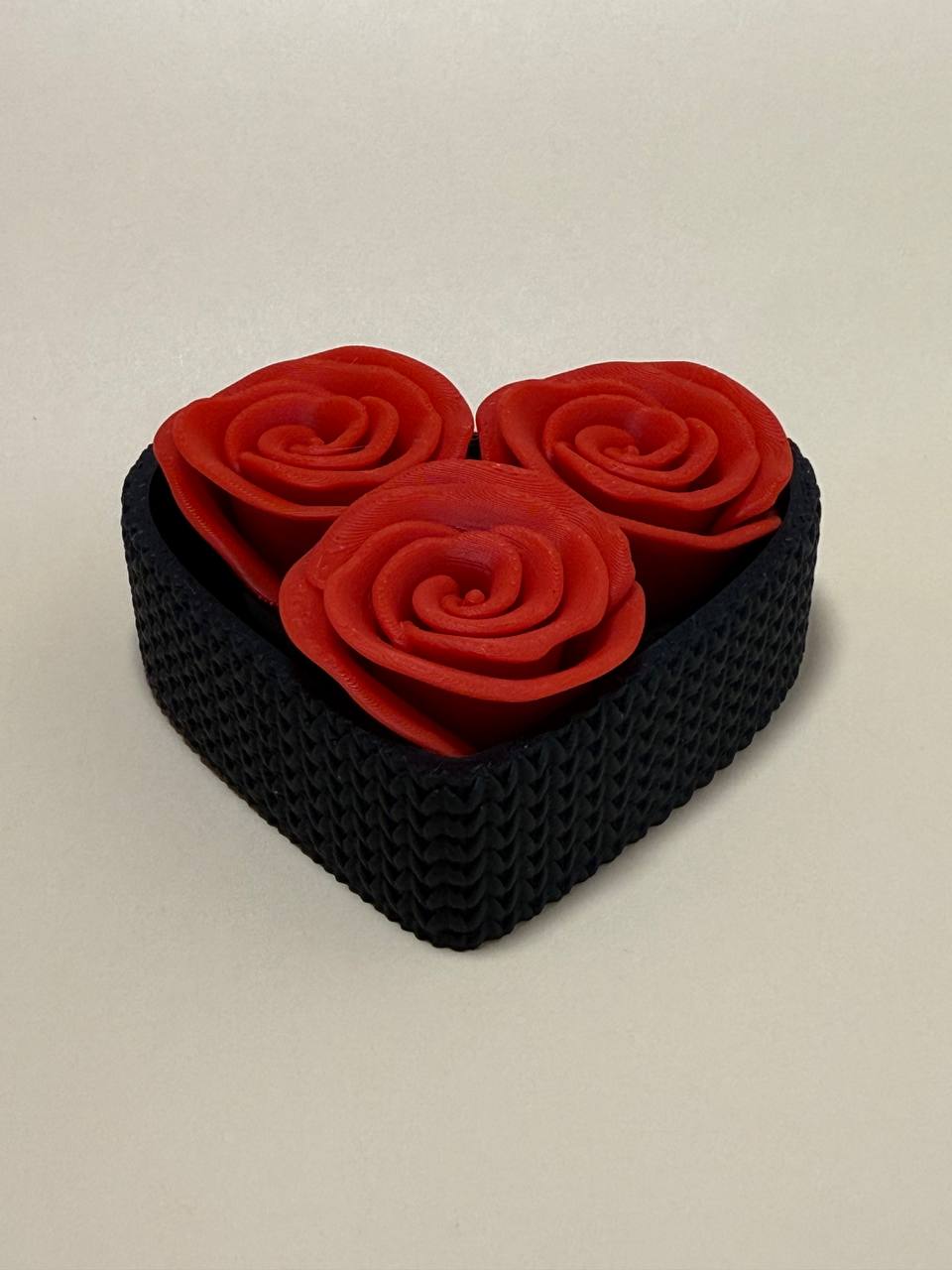 Szív alakú 3D nyomtatott ajándékdoboz 3 rózsával- válaszd ki milyen színben kéred