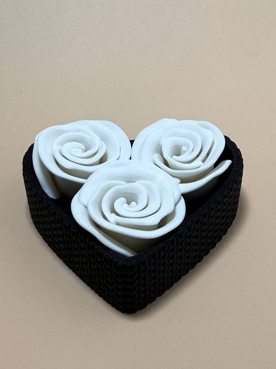 Heart-shaped 3D printed gift box with 3 roses - choose the color you want
