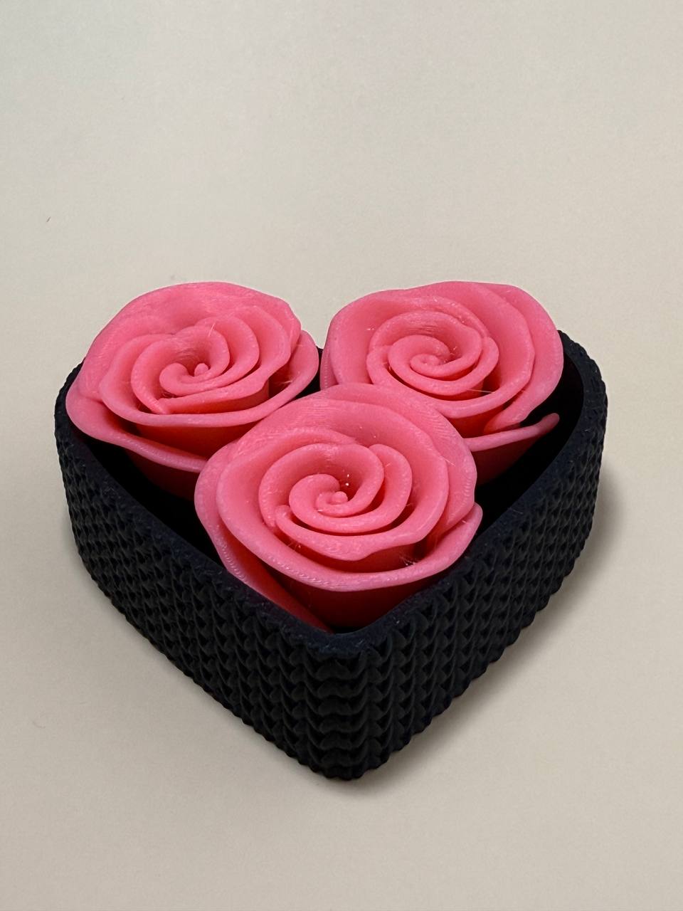 Heart-shaped 3D printed gift box with 3 roses - choose the color you want