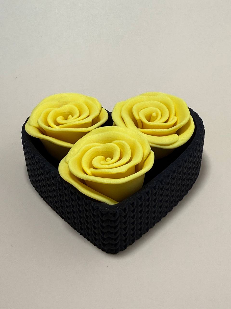 Heart-shaped 3D printed gift box with 3 roses - choose the color you want