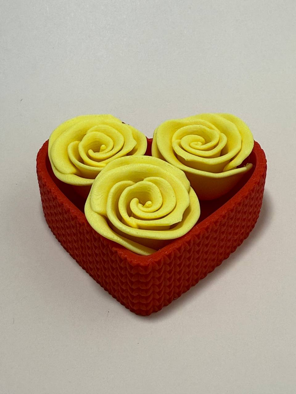 Heart-shaped 3D printed gift box with 3 roses - choose the color you want
