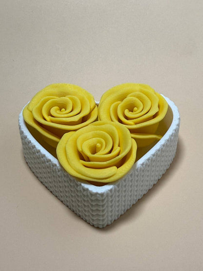 Heart-shaped 3D printed gift box with 3 roses - choose the color you want