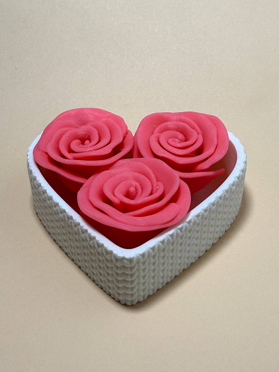 Heart-shaped 3D printed gift box with 3 roses - choose the color you want