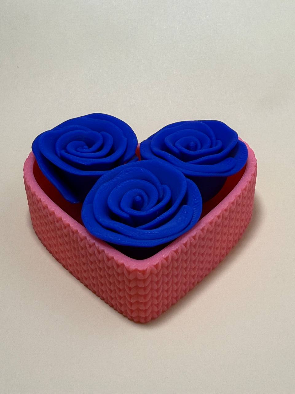 Heart-shaped 3D printed gift box with 3 roses - choose the color you want