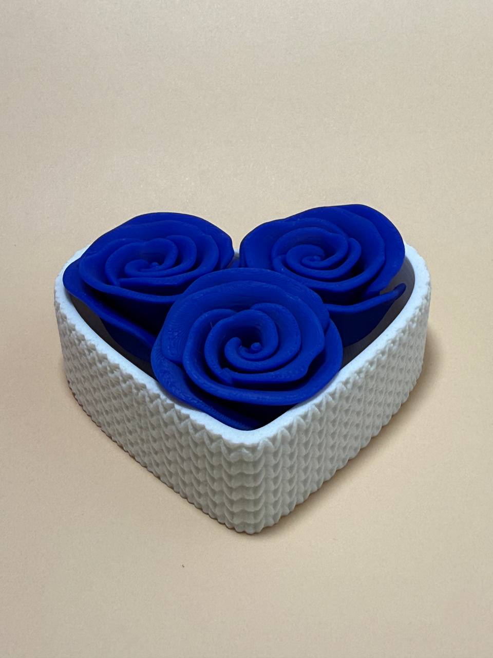 Heart-shaped 3D printed gift box with 3 roses - choose the color you want