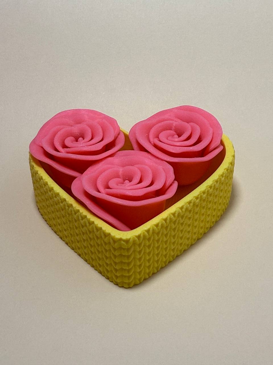 Heart-shaped 3D printed gift box with 3 roses - choose the color you want