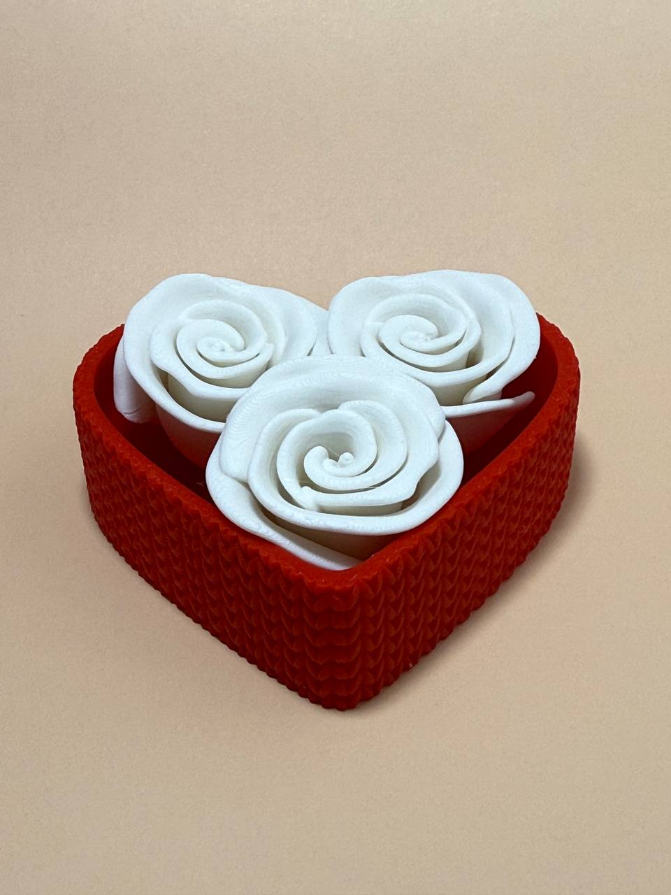 Heart-shaped 3D printed gift box with 3 roses - choose the color you want
